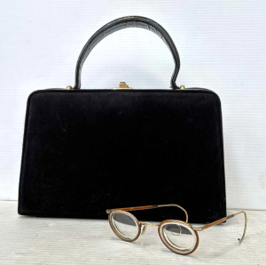 Lot 31 - Grp incl Unusual light up travel, makeup handbag, black patent, red and