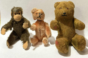 Lot 174 - 3 x items - vintage plush miniature monkey, jointed, miniature bear, c