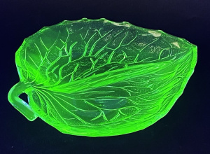 Lot 214 - Vintage Uranium Glass Leaf Divided Dish 23cm L