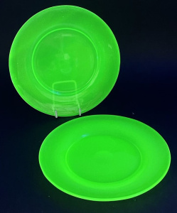 Lot 220 - Pair vintage French Uranium Opaline Jadeite plates 19vm D