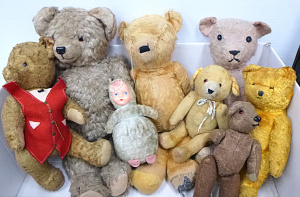 Lot 19 - Box Lot of Vintage Bears ranging in sizes - most with stitched noses &a Lot 19 - Box Lot of Vintage Bears ranging in sizes - most with stitched noses &a