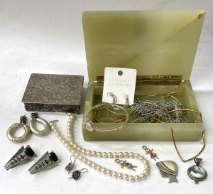 Lot 27 - Group- Onyx box, splate Cigarette box, costume jewellery incl silver br
