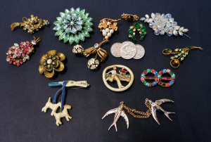 Lot 32 - Group lot vintage Brooches inc Celluloid, Diamante Art Deco, Coin etc