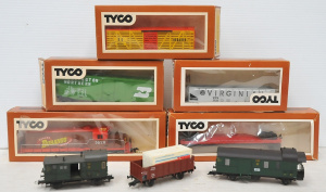 Lot 110 - Small lot of HO Gauge Mostly Boxed Tyco Electric Locomotives & Acc