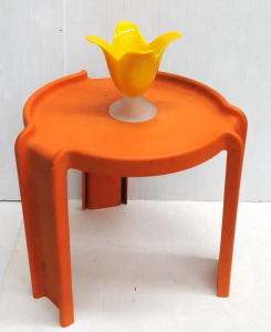 Lot 7 - 2 pces Retro inc Kartell Side Table & Studio Nova Glass Lily Vase Lot 7 - 2 pces Retro inc Kartell Side Table & Studio Nova Glass Lily Vase