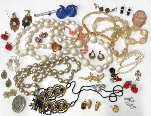 Lot 26 - Box mainly vintage costume jewellery, diamante lizard brooch, 60s neckl