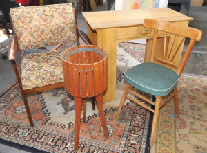 Lot 35 - Group lot - MCM Occasional Furniture - Small light stained Oak Students Lot 35 - Group lot - MCM Occasional Furniture - Small light stained Oak Students