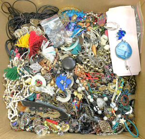 Lot 71 - Box lge qty costume jewellery - necklaces, bangles, earrings, rings, be Lot 71 - Box lge qty costume jewellery - necklaces, bangles, earrings, rings, be