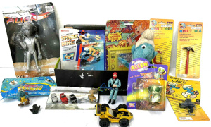 Lot 128 - Small box lot vintage toys - 2 x carded Aliens, Smurf items, Pull Back