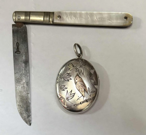 Lot 168 - 2 x items - Victorian embossed silver locket & mop pocket knife so Lot 168 - 2 x items - Victorian embossed silver locket & mop pocket knife so