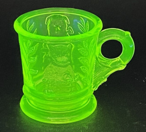 Lot 182 - Vintage Mosser Citrine Uranium Glass Childs Mug - Raised Cat & Dog Lot 182 - Vintage Mosser Citrine Uranium Glass Childs Mug - Raised Cat & Dog
