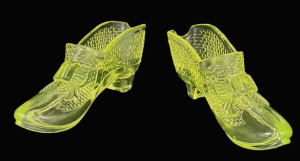 Lot 183 1 - Pair of Vintage Uranium Glass shoes with bows, approx 12cm L