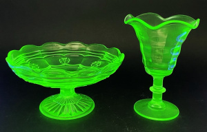 Lot 211 - 2 pces Vintage Uranium glass inc Pedestal Bowl with Daisies & scal