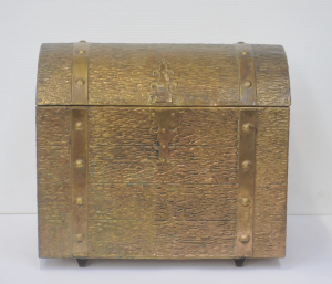 Lot 3 - Vintage Peerage made in England beaten Brass Dome Top Box - Faux Banding