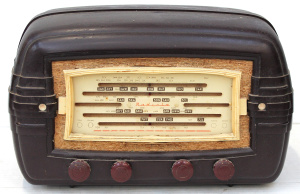 Lot 64 - Vintage AWA Radiola Bakelite Valve Radio Minor damage to top casing Lot 64 - Vintage AWA Radiola Bakelite Valve Radio Minor damage to top casing