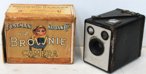Lot 101 - 2x Vintage Eastman Kodak Brownie Box Cameras No2, inc one in original Lot 101 - 2x Vintage Eastman Kodak Brownie Box Cameras No2, inc one in original