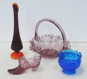 Lot 115 - Group lot Vintage Fenton Coloured glass inc Amberina Hobnail Bud Vase