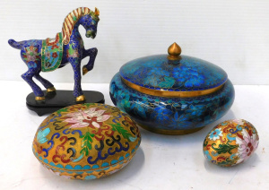 Lot 134 - 4 x Chinese Cloisonne items inc, lidded trinket box with blue floral d Lot 134 - 4 x Chinese Cloisonne items inc, lidded trinket box with blue floral d