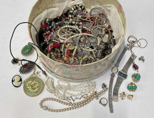 Lot 140 - Box vintage + costume jewellery - silver ring, crystal necklace, earri
