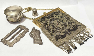 Lot 150 - 5 items - grp silver - hinged lidded box, Chas & Di wedding thimbl Lot 150 - 5 items - grp silver - hinged lidded box, Chas & Di wedding thimbl