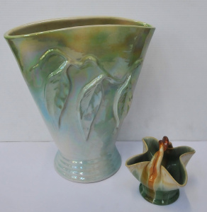 Lot 176 - 2 x pieces Vintage Australian Pottery - Large Kerryl Fan shaped Vase w Lot 176 - 2 x pieces Vintage Australian Pottery - Large Kerryl Fan shaped Vase w