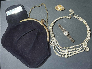Lot 51 - Grp vintage ladies access Faux multi strand pearl necklace with diamant Lot 51 - Grp vintage ladies access Faux multi strand pearl necklace with diamant