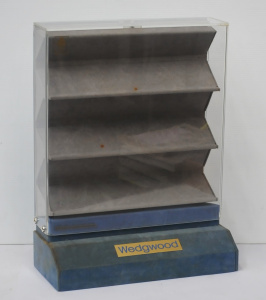 Lot 91 - Vintage Wedgwood Counter Top Jewellery Display w Lock & Key - Appro