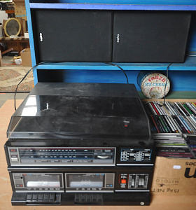 Lot 15 - Vintage Sanyo GXT707A Stereo Music System w Turntable, Radio, Dual Cass Lot 15 - Vintage Sanyo GXT707A Stereo Music System w Turntable, Radio, Dual Cass