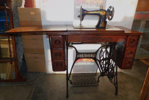 Lot 46 - Vintage Singer Treadle Sewing machine & Cabinet - gilt detail to m Lot 46 - Vintage Singer Treadle Sewing machine & Cabinet - gilt detail to m