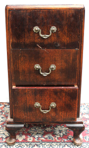 Lot 80 - 1930s Oak Queen Anne Bedside Table, 3 Drawers Lot 80 - 1930s Oak Queen Anne Bedside Table, 3 Drawers
