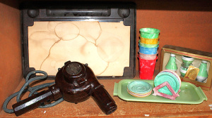 Lot 90 - Group Lot Vintage Bakelite & Retro Plastics inc Bakelite Ormond Co