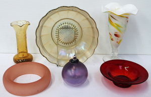 Lot 150 - 6 Pieces of assd glass wear inc Art Glass, Carnival Glass, Amberina &a