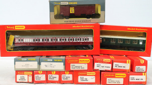 Lot 158 - Lot of Boxed Vintage Hornby Model Railway carriages, Rolling Cargo &am