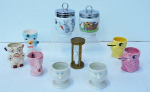 Lot 174 - Group lot vintage Egg serving ware inc Novelty Egg Cups - Carlton Ware Lot 174 - Group lot vintage Egg serving ware inc Novelty Egg Cups - Carlton Ware