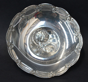 Lot 191 - Vintage 925 Sterling Silver Tri footed bowl - raised central decoratio