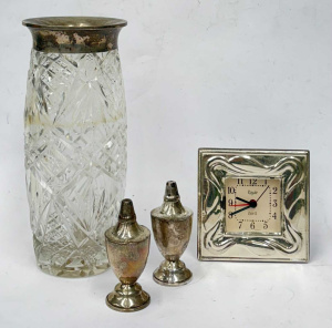 Lot 221 - 4 x pces Silver - 925 pr salt & peppers, clock & crystal vase Lot 221 - 4 x pces Silver - 925 pr salt & peppers, clock & crystal vase