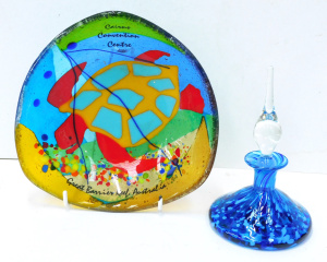 Lot 232 - 2 pces Australian Art Glass inc Eileen Gordon Perfume bottle - Various