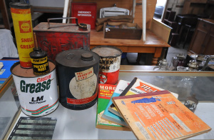 Vintage Tins & Melways Books incl Universal Street Directory, Castrol Oil Ti