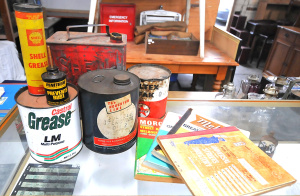 Lot 12 - Vintage Tins & Melways Books incl Universal Street Directory, Castr
