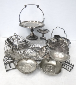 Lot 20 - Box lot Vintage EPNS inc, footed tray trophy 1918 -19 Walker & Hall Lot 20 - Box lot Vintage EPNS inc, footed tray trophy 1918 -19 Walker & Hall