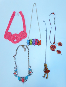 Lot 27 - Grp Retro jewellery - necklaces - pink metal mesh, Diamante with pink &