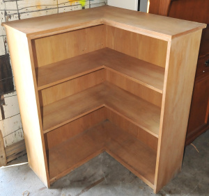 Lot 42 - Modern light veneer Corner Bookshelf w adjustable shelves, AF - 114cm H Lot 42 - Modern light veneer Corner Bookshelf w adjustable shelves, AF - 114cm H