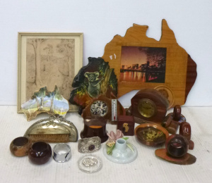 Lot 44 - Box lot Vintage Australiana Themed items inc, wooden map of Oz picture Lot 44 - Box lot Vintage Australiana Themed items inc, wooden map of Oz picture