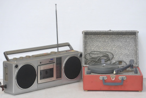 Lot 49 - 2 x pieces Vintage Audio Equipment incl Portable Retro Record Player &a Lot 49 - 2 x pieces Vintage Audio Equipment incl Portable Retro Record Player &a