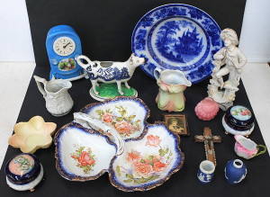 Lot 92 - Group lot of Victoriana inc Worcester Bowl Lidded footed trinket boxes, Lot 92 - Group lot of Victoriana inc Worcester Bowl Lidded footed trinket boxes,