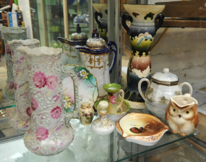 Lot 141 - Group Vintage Japanese Ceramics inc Small Majolica Pedestal - leaves Lot 141 - Group Vintage Japanese Ceramics inc Small Majolica Pedestal - leaves