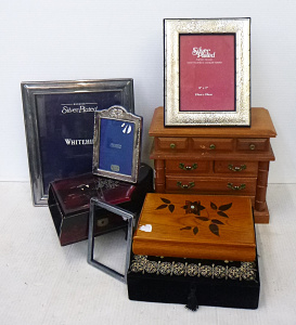 Lot 177 - Group Jewellery Boxes - inlaid, wooden & Japanese musical lacquer Lot 177 - Group Jewellery Boxes - inlaid, wooden & Japanese musical lacquer