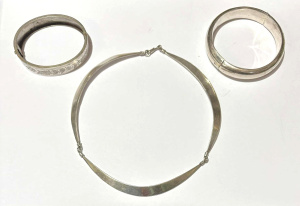 Lot 185 - 3 x pces silver jewellery - c1900 chaste bangle, rounded bangle & Lot 185 - 3 x pces silver jewellery - c1900 chaste bangle, rounded bangle &