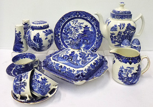 Lot 207 - Group lot Vintage Blue & White Willow Pattern China inc, coffee po