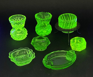 Lot 210 - 7 pces Vintage uranium glass inc Salt Pots inc one in EPNS stand, Min Lot 210 - 7 pces Vintage uranium glass inc Salt Pots inc one in EPNS stand, Min